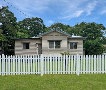 Partly Renovated 3 Bedroom Cottage Close To City - Photo 1