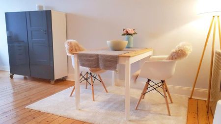 VOLLMÖBLIERTE GRÜNDERZEIT- SMARTHOME-TERRASSENWOHNUNG IN CITY- BESTLAGE - Photo 2