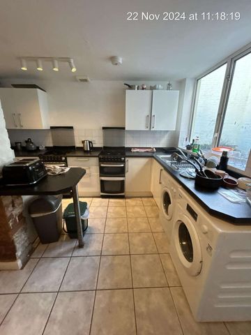 Market Street Room 4 - Photo 2