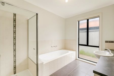 Modern Family Living in a Prime Cranbourne East Location - Photo 4