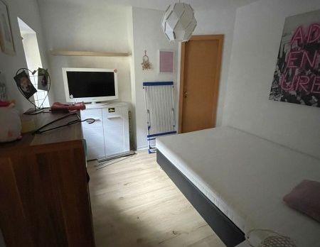 Gemütliche Single-Wohnung mit Einbauküche auf dem Markt - Photo 1