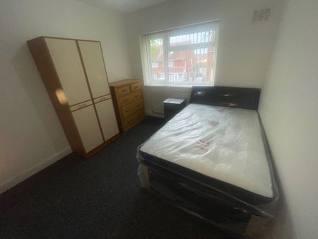6 Bed End Terrace, Langdale Road, B43 - Photo 3
