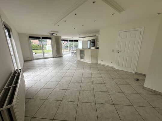 Ruime woning met 5 slaapkamers op een perceel van 7a43ca. - Foto 1