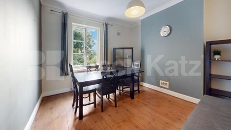 Stylish 3 Bedroom Flat on Quiet Residential Street - Photo 2