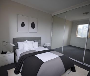 MASSIVE 2 BEDROOM APARTMENT IN FANTASTIC LOCATION!!! - Photo 4