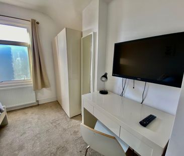 1 bedroom in a house share to rent - Photo 4