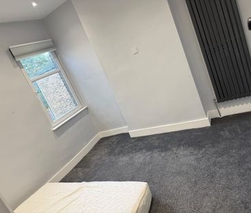 Room in a Shared House, Godson Road, CR0 - Photo 2