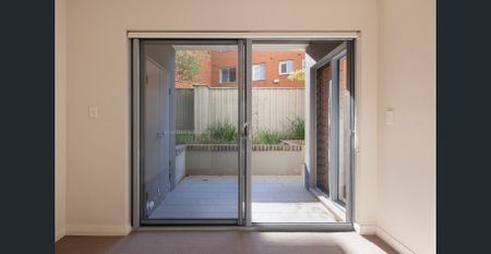 One-bedroom courtyard apartment / edge-of-village setting - Photo 2