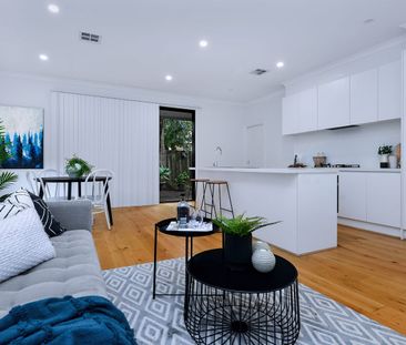 "Stunning townhome" - Photo 2