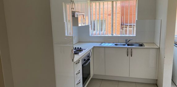 Spacious ground floor unit - Photo 2