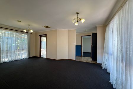 8 Frances Crescent, Cranbourne North VIC - Photo 2
