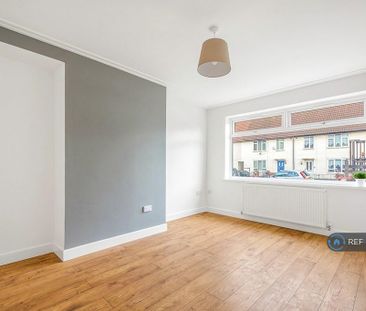 3 bedroom end of terrace house to rent - Photo 1