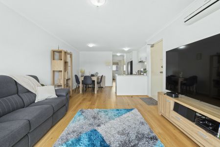 North Facing Apartment Modern Apartment - Photo 3