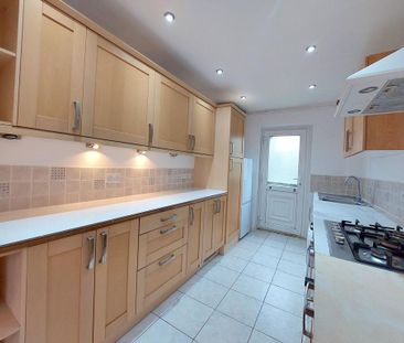 3 bedroom end of terrace house to rent - Photo 4