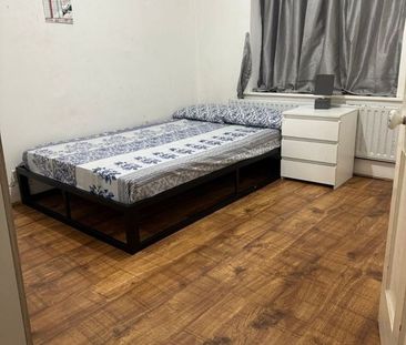 Room in a Shared House, Blenheim Avenue, IG2 - Photo 1