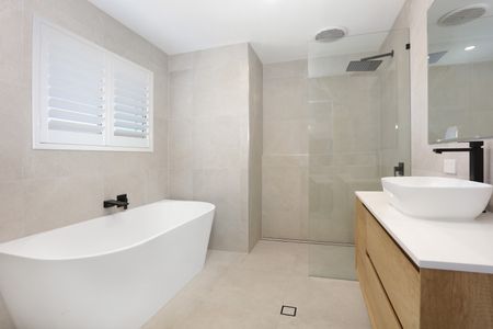 8 Folkstone Place, Runaway Bay QLD 4216 - House For Rent | Domain - Photo 2