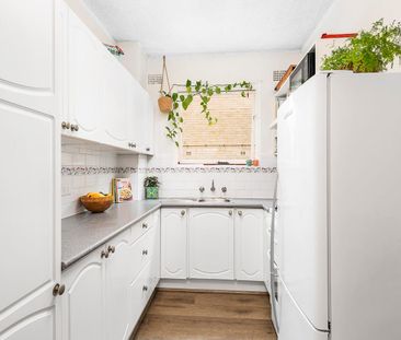 Bright and airy apartment with wooden floors - quiet street - Photo 4