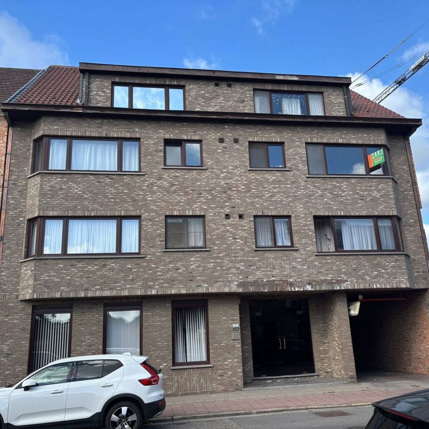 Tweeslaapkamer appartement met volledig gerenoveerde badkamer gelegen nabij het centrum van Geel - Foto 1