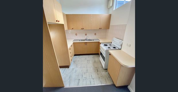 Large Three Bedroom "Above Shop" Apartment ! ! - Photo 1