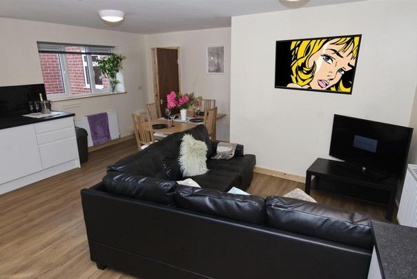4 bedroom flat to rent - Photo 1