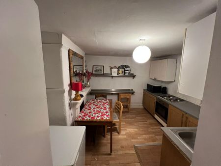 1 bedroom in a flat share to rent - Photo 4