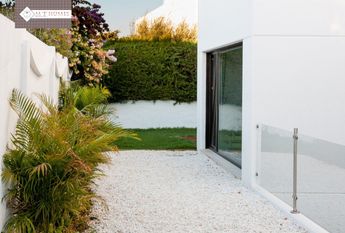 MODERN DETACHED LUXURY VILLA AVAILABLE FOR SHORT TERM RENTAL