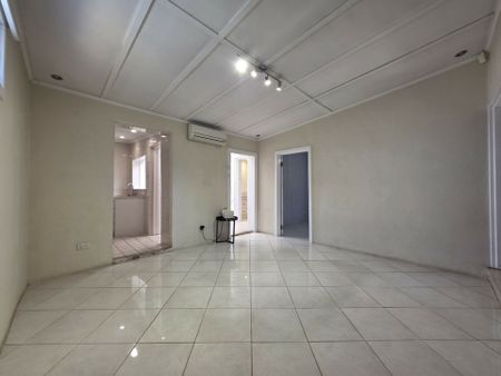 2/3 bedroom Cottage + External Retreat/Bedroom 3+ Undercover Parking + spacious shed! - Photo 2