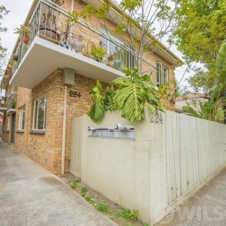 BRIGHT & SPACIOUS APARTMENT IN A FANTASTIC LOCATION - Photo 4