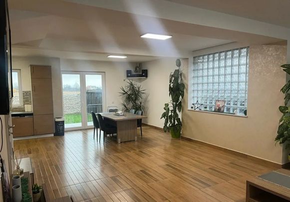 Casa tip duplex cu 3 camere, P+1, 150 mp, zona linistita, - Fotografie 1