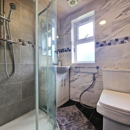 1 bedroom in a house share to rent - Photo 3