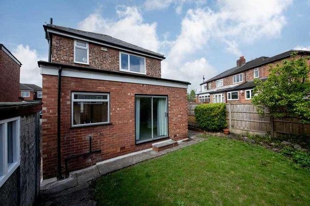 East Meade, Prestwich, M25 - Photo 1