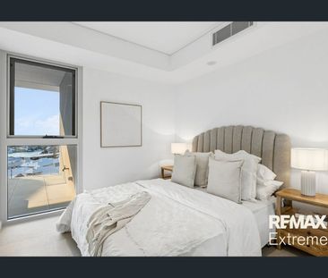 BRAND NEW, LUXURIOUS & NEVER BEEN LIVED IN - Photo 4