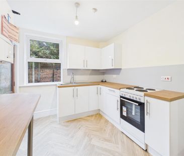 2 bedroom Semi-detached house to rent - Photo 3