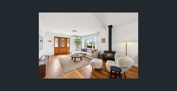 Spacious 3-Bedroom Family Home with Self-Contained Unit - Photo 1