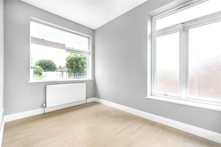 This impressive Edwardian house is presented in immaculate condition. - Photo 3