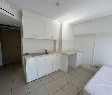 Ground-Floor Studio with Private Courtyard – Walk to Broadwater & S... - Photo 1