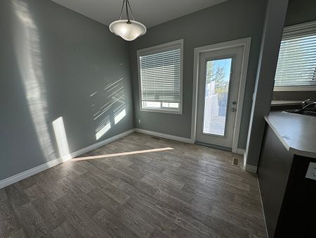 Stunning 3 Bedroom Duplex w/ Garage in Sylvan Lake! - Photo 2