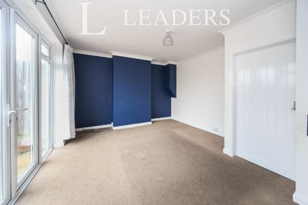 2 bedroom mid-terrace to rent Charming 2-Bedroom Terraced House - Driveway and Rear Garden - LU3 - Photo 4