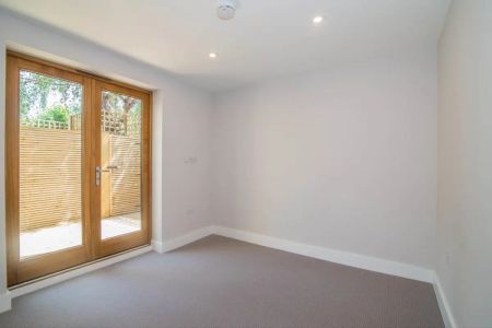 2 bedroom flat in Barnes - Photo 5