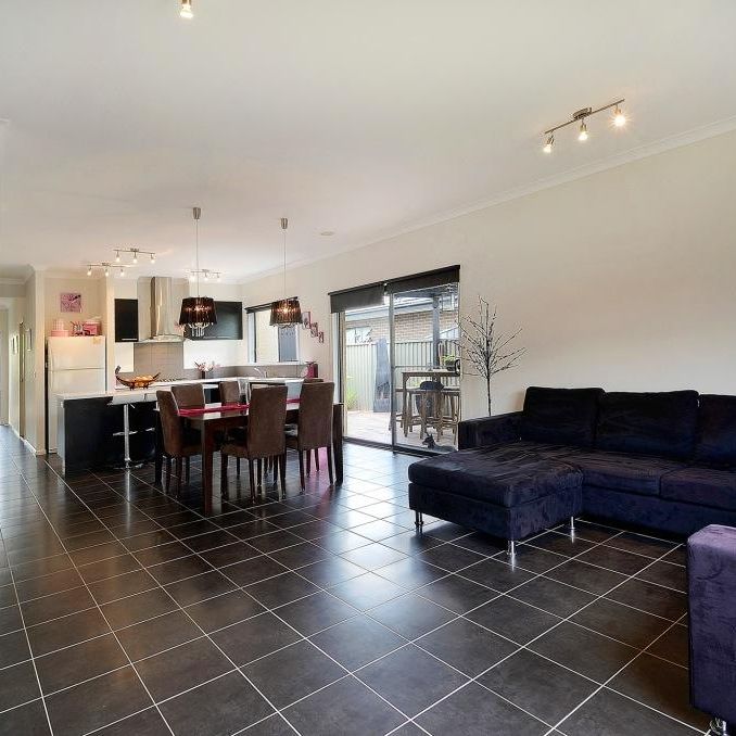 10 Albatross Drive, Pakenham VIC 3810 - House For Rent | Domain - Photo 1