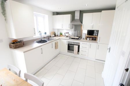 3 bedroom semi-detached house to rent - Photo 2
