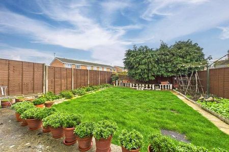 Woburn Avenue, Farnborough, Hampshire, GU14 - Photo 2