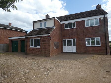 4 bedroom detached house to rent - Photo 2
