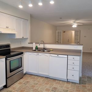 Elegant & Spacious 3-Bedroom Residence in Prestigious Glen Abbey - Photo 2