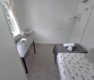 Flowersburn, Bournemouth, BH1 - Photo 4