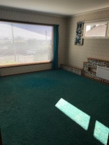 Family home in Stoke - Photo 4