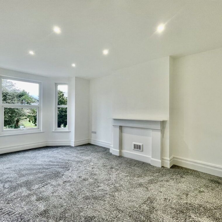 3 bed Flat Gap Road, Wimbledon, SW19 - Photo 1