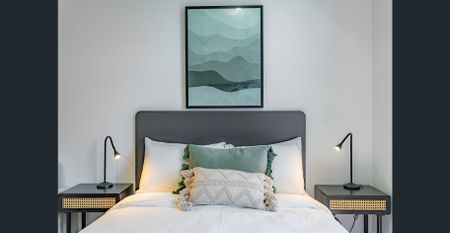 Stylish living + Walking distance from train. All Inclusive bills Fully Furnished - Photo 5