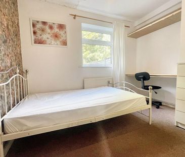 4 bedroom semi-detached house to rent - Photo 5