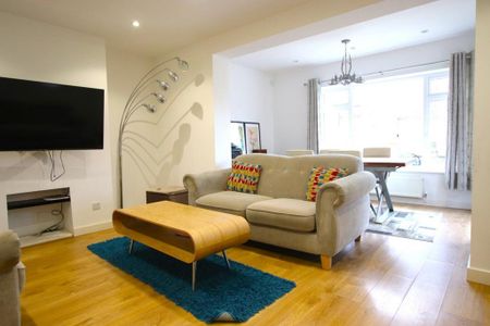 4 bedroom end of terrace house to rent - Photo 2